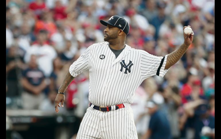 C.C. Sabathia hizo el lanzamiento ceremonial del encuentro. AP / T. Dejak