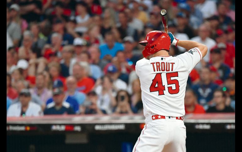 Mike Trout, de los Angelinos de Los Ángeles, lució el número de su compañero Tyler Skaggs, quien falleciera hace unos días. AFP / J. Miller