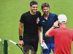 Roger Federer (izq.) entrenó con el retirado Juan Carlos Ferrero, antes de su duelo de hoy ante Kei Nishikori. AFP / B. Stansall