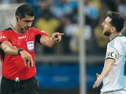 Zambrano discute con Lionel Messi, durante el partido que tuvo más controversia en una de por sí complicada Copa América. AFP