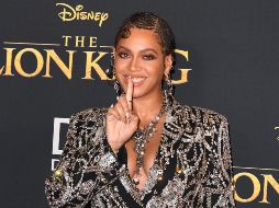 Beyoncé posa en la alfombra roja con un vestido de Alexander McQueen repleto de brillos. AFP / R. Beck