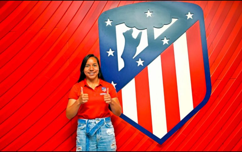 La nueva delantera rojiblanca mandó un mensaje a los aficionados: ''No les fallaré, vengo aquí a ganarme su respeto y cariño desde el primer día''. TWITTER / @AtletiFemenino