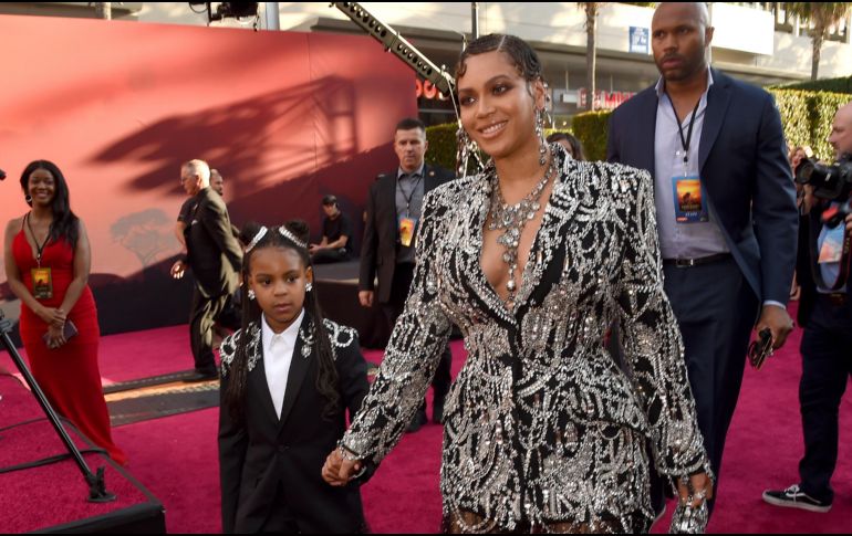 Beyoncé, que ha prestado su voz a “Nala” en este filme, estuvo acompañada por su hija Blue Ivy Carter. AP / C. Pizzello