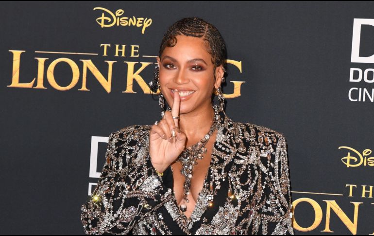 Beyoncé posa en la alfombra roja con un vestido de Alexander McQueen repleto de brillos. AFP / R. Beck