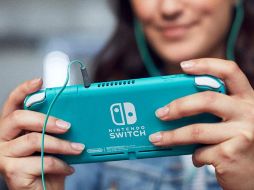 La versión Lite que saldrá al mercado en septiembre es de menor tamaño y con los controles integrados, aunque no se puede conectar al televisor.  ESPECIAL / www.nintendo.es