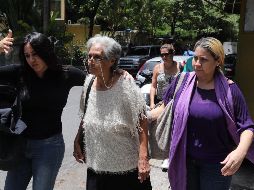 Carmen Arévalo de Acosta, madre del capitán venezolano Rafael Acosta Arévalo, sale de la morgue de Bello Monte, este miércoles en Caracas. EFE/M. Gutiérrez