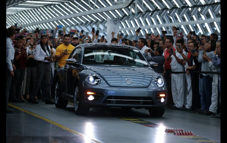 Trabajadores toman fotos a la última unidad. AP/F. Llano