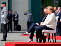 Ayer, Merkel presentó el tercer episodio de temblores en menos de un mes al asistir de pie a ceremonias similares. AFP / T. Schwarz