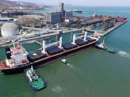 Aspecto del puerto de Guaymas. En 2018, Grupo México movilizó a través de Apiguay 938 mil 410 toneladas de concentrado de cobre y 39 mil 975 de ácido sulfúrico. TWITTER / @APIGUAYMAS