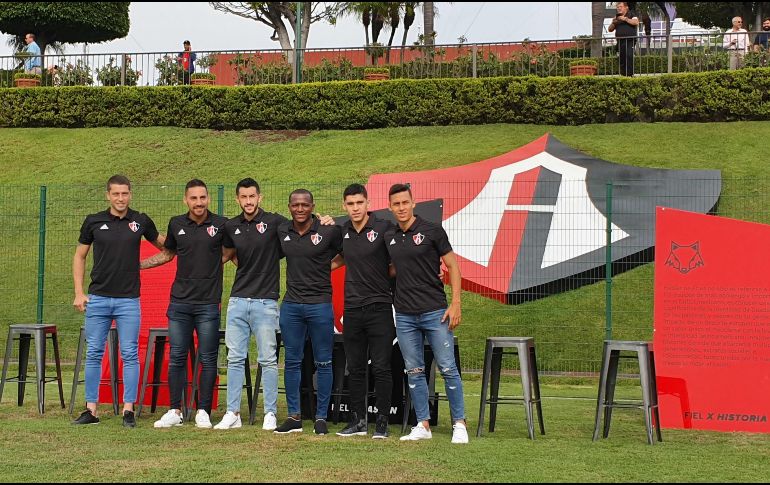 Martín Nervo, Javier Correa, Camilo Vargas, Mauricio Cuero, Jesús Angulo y Manuel Balda fueron presentados en el Club Atlas Colomos; el presidente Pedro Portilla el encargado de darles la bienvenida. EL INFORMADOR / J. Robles