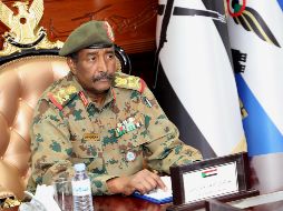 El presidente del Comité de Seguridad y Defensa, Yamal Omar Ibrahim, habla durante una conferencia de prensa. EFE