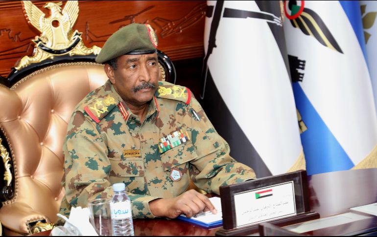 El presidente del Comité de Seguridad y Defensa, Yamal Omar Ibrahim, habla durante una conferencia de prensa. EFE