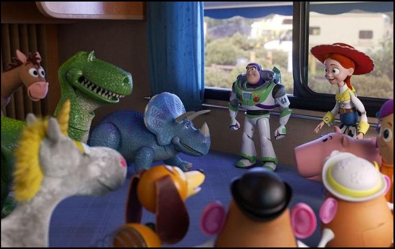 Activistas pro-LGBT aplaudieron a favor de la escena de dos mujeres que llevan a su hijo a la escuela, el cual fue algo 