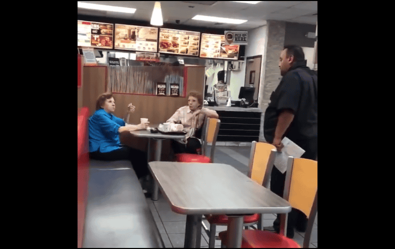 El gerente, que fue identificado como Ricardo Castillo, argumentó que es libre de expresarse y que no era mexicano. TWITTER