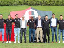 Martín Nervo, Javier Correa, Camilo Vargas, Mauricio Cuero, Jesús Angulo y Manuel Balda, con cuerpo técnico y directivos. EL INFORMADOR/E. Barrera