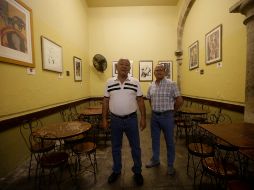 A la izquierda, Rogelio Corona, dueño del lugar; a su lado, Toño Varela, curador de la exposición. EL INFORMADOR/F. Atilano