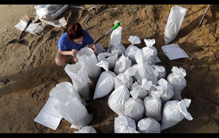 Ashley Boudreaux amarra bolsas de arena en Baton Rouge, Luisiana.