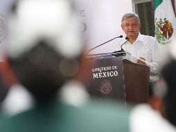 Al hacer una revisión en el hospital de San Cayetano, en Tepic, el Presidente leyó el memorándum con los lineamientos del Nuevo Sistema de Salud Pública. EFE/PRESIDENCIA