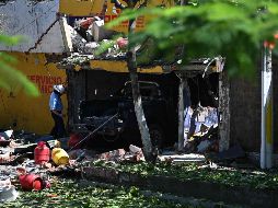 La explosión destruyó paredes en el local del negocio, y la fuerza de la onda expansiva causó daños a otras casas vecinas y a varios vehículos. AFP/. Recinos