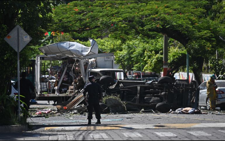La explosión destruyó paredes en el local del negocio, y la fuerza de la onda expansiva causó daños a otras casas vecinas y a varios vehículos. AFP/. Recinos