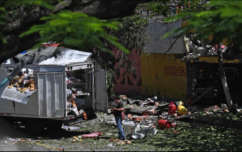La explosión destruyó paredes en el local del negocio, y la fuerza de la onda expansiva causó daños a otras casas vecinas y a varios vehículos. AFP/. Recinos