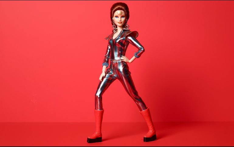 Barbie resalta su excéntrico maquillaje, peinado y cabello de color rojo, características que en 1972 y 1973 de David Bowie. AFP/MATTEL
