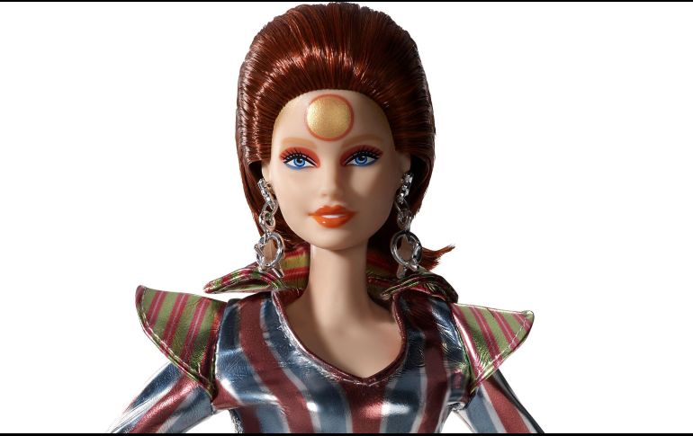 Barbie resalta su excéntrico maquillaje, peinado y cabello de color rojo, características que en 1972 y 1973 de David Bowie. AFP/MATTEL
