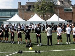 Los jugadores guardan un minuto de silencio antes de iniciar el entrenamiento en las instalaciones del Montreal Impact, donde realizan pretemporada. TWITTER / @realmadrid