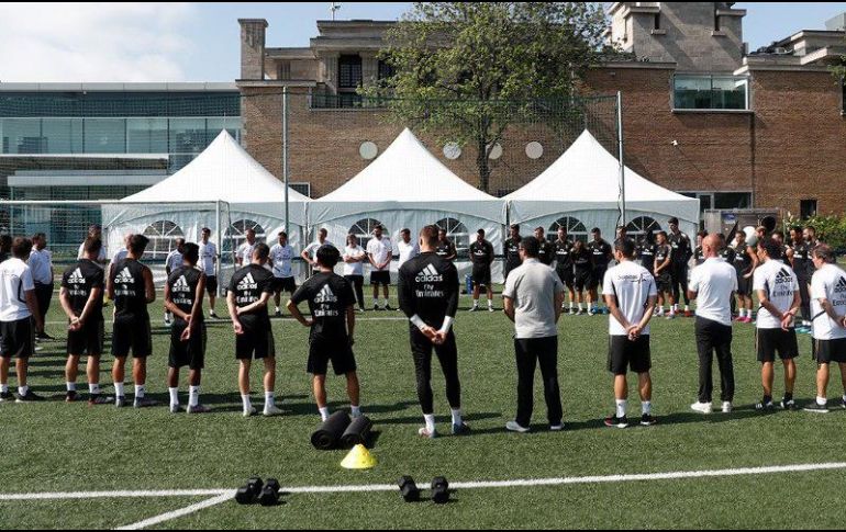 Los jugadores guardan un minuto de silencio antes de iniciar el entrenamiento en las instalaciones del Montreal Impact, donde realizan pretemporada. TWITTER / @realmadrid