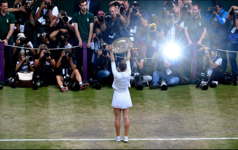 Halep presume su corona frente a las cámaras. AP / T. Mellville
