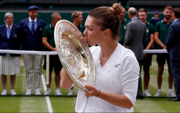 Este sábado se convirtió en la primera tenista rumana en jugar la final y triunfar en Wimbledon. EFE / N. Bothma