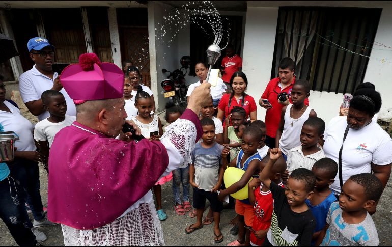 El recorrido en ocasiones se tornó festivo a pesar de la solemnidad del mensaje. AP/F. Vergara