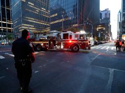 Bomberos realizan labores de apoyo durante un apagón generalizado en el distrito de Manhattan de Nueva York. AP/M. Owens