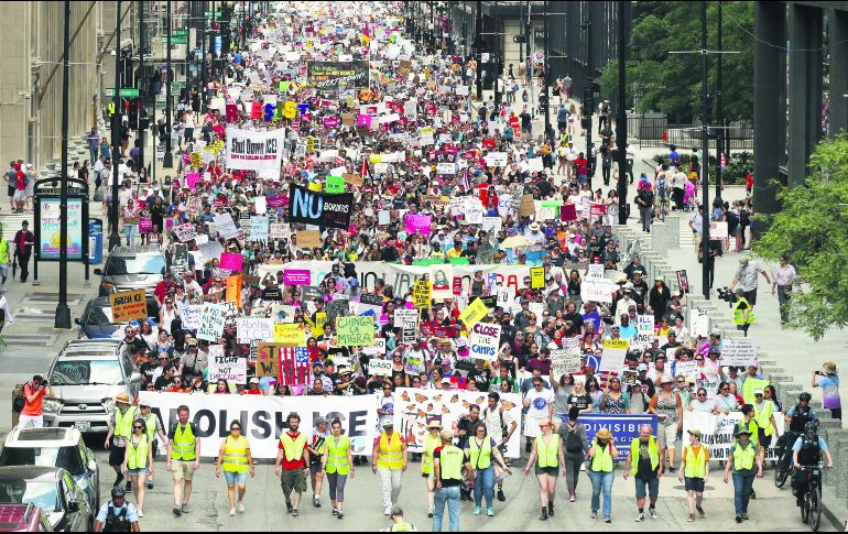 En una de las ciudades considerada como “santuario” para los migrantes, miles participaron en una marcha para detener la criminalización, detención y deportación de indocumentados en Estados Unidos. AFP