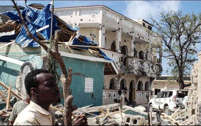 Un hombre revisa los escombros del inmueble tras la explosión y tiroteo en la zona. AP