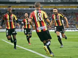 Marvin Ceballos (#18) es festejado por sus compañeros después de haber descontado por los Leones Negros ayer en el Jalisco. EL INFORAMDOR / F. Atilano