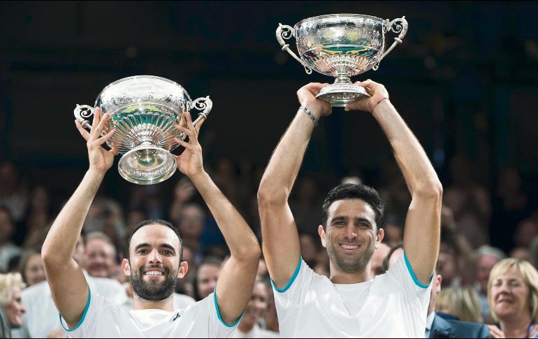 Juan Sebastián Cabal y Robert Farah durante la premiación. EFE