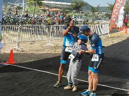 Juan Pablo (centro), un menor de 11 años, cumplió un sueño al terminar el Triatlón OSM de la mano del equipo Tridente. EL INFORMADOR / J. Robles