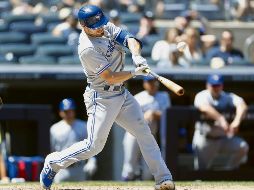 Randal Grichuk conecta en el sexto rollo un tablazo productor de dos carreras para darle el triunfo a los Azulejos. AFP