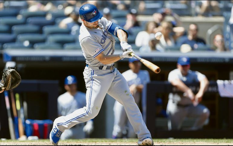 Randal Grichuk conecta en el sexto rollo un tablazo productor de dos carreras para darle el triunfo a los Azulejos. AFP