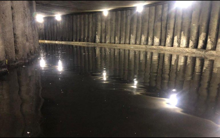 Hasta las 10:30 horas de este domingo, personal de Protección Civil Guadalajara seguía trabajando en el túnel. TWITTER / @PCYBOMGDL