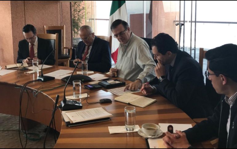 Marcelo Ebrard (c) informó que se instaló en la SRE un centro de operaciones con los 50 consulados a fin de proteger a los connacionales en Estados Unidos. TWITTER@m_ebrard