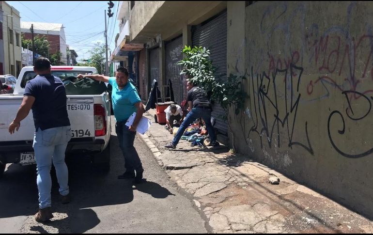 Trabajadores municipales retiran artículos durante un operativo en calles del Centro tapatío. ESPECIAL/Gobierno de Guadalajara