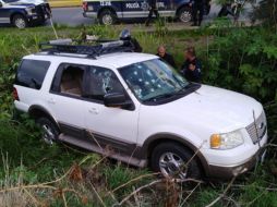 Elementos encontraron dentro del Ford Expedition a un hombre con una herida de bala, además de dos menores de tres y 11 años, lesionados por el impacto de cristales. ESPECIAL / Policía de Tlajomulco