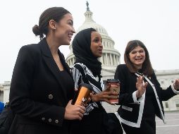 Las congresistas Alexandria Ocasio-Cortez (i) e Ilhan Omar (c) son parte del grupo de demócratas liberales relativamente jóvenes, que integran por primera vez la Cámara de Representantes. AFP/ARCHIVO