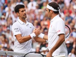 Djokovic (I) y Federer (D) tuvieron que disputar 68 juegos y tres tie-breaks, todos perdidos por el suizo. AFP/L. Griffiths