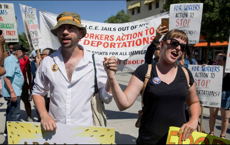 Una manifestación en la ciudad de Nueva York expresó hoy su rechazo a las redadas contra indocumentados. AP/J. Motal