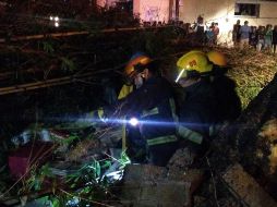 Bomberos de Zapopan retiraron escombros para liberar al hombre que quedó atrapado bajo ellos; sin embargo, este no sobrevivió. CORTESÍA / BOMBEROS DE ZAPOPAN
