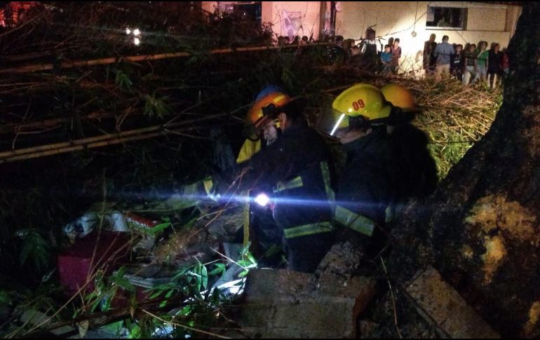 Bomberos de Zapopan retiraron escombros para liberar al hombre que quedó atrapado bajo ellos; sin embargo, este no sobrevivió. CORTESÍA / BOMBEROS DE ZAPOPAN