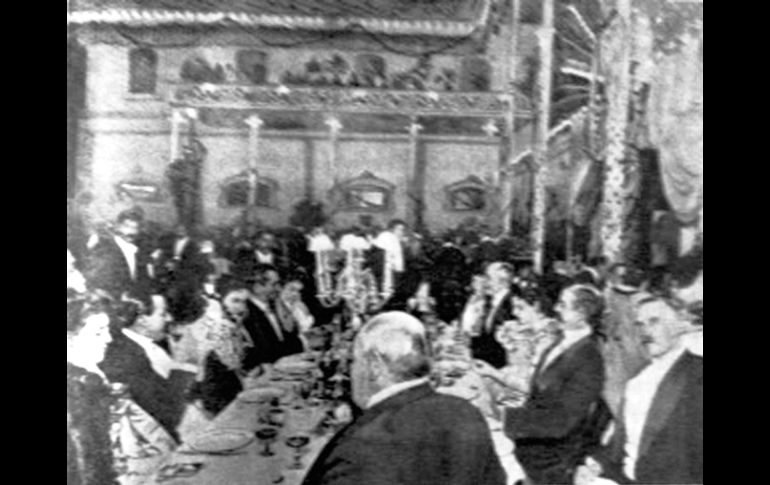 Mientras que la Alta Sociedad estadounidense finalmente quedó constituida hacia 1892 en el baile de los 400 que da Mrs. Astor en su palacete neoyorquino... Aquí en México Nacho de la Torre y su esposa Amadita Díaz dan un baile de gala en su casa de campo en Tacubaya en honor de Doña Catalina Cuevas de Escandón para el cual se habían girado ¡1,200 invitaciones! Entre la muy bien constituida, siglos atrás Alta Sociedad mexicana que incluía desde descendientes de los conquistadores a grandes personajes políticos y sociales de los tiempos “imperiales” y, desde luego a toda la plana mayor que trajo consigo la segunda mitad del S. XIX y el porfiriato. Aquí en uno de los salones de la casona vemos una elegantísima mesa y los invitados ídem. CORTESÍA / F. Partida